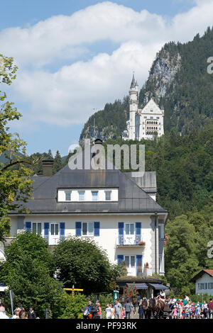 Château de Neuschwanstein Hohenschwangau ville avec en arrière-plan, l'Allgaeu, Bavaria, Germany Banque D'Images