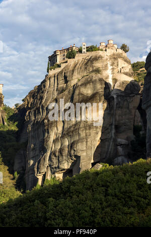 La vue étonnante de piliers rocheux et Saints Monastères de Varlaam et Saint-nicolas en Anapausas Météores, Thessalie, Grèce Banque D'Images