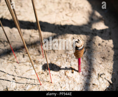 Vue rapprochée de la combustion d'encens dans un encensoir plein de sable dans un temple taoïste à Taiwan Banque D'Images