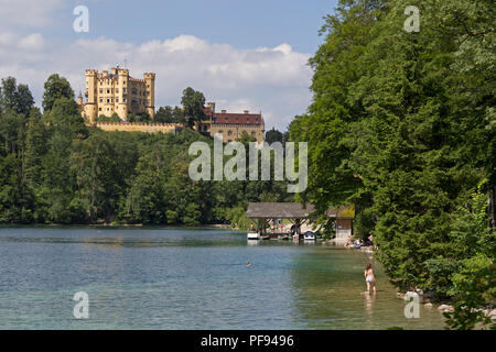 Château de Hohenschwangau avec Lac Alpsee (Alp) en face, Hohenschwangau, Allgaeu, Bavaria, Germany Banque D'Images