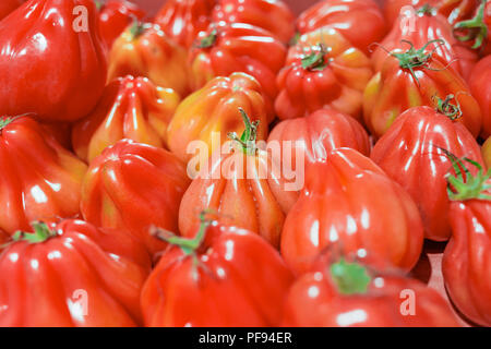 Groupe d'xheart tomates mûres rouge sur le comptoir. Banque D'Images