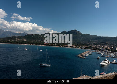 La baie de Calvi Calvi et marina sur le nord-ouest de la Corse, France. Calvi est réputée pour être le lieu de naissance de Christophe Colomb, qui est né en 1436 dans la région de th Banque D'Images