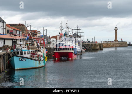 Les bateaux de pêche amarrés sur West Pier, Whitby Harbour Banque D'Images