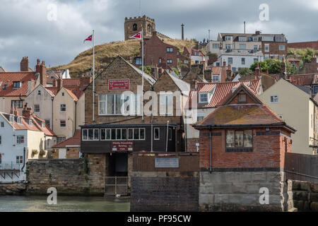 Whitby Rowing Club de l'amitié avec l'église de St Mary à l'arrière-plan Banque D'Images