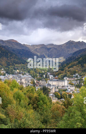 France, Puy de Dome, Auvergne Parc Naturel Régional des Volcans, Massif du Sancy, Le Mont Dore, la ville thermale avec le Puy de Sancy, à la fin de l'av Banque D'Images