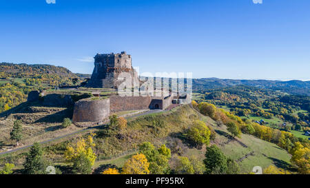 France, Puy de Dome, Auvergne Parc Naturel Régional des Volcans, Massif du Sancy, le Mont-dore, Château de Murol (vue aérienne) // France, Puy-de-Dôme (63), Parc Banque D'Images