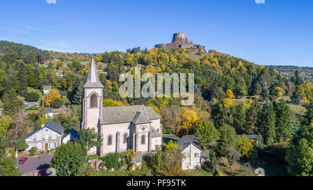 France, Puy de Dome, Auvergne Parc Naturel Régional des Volcans, Massif du Sancy, Murol, Saint Ferreol, l'église et le château en arrière-plan (vue aérienne) Banque D'Images