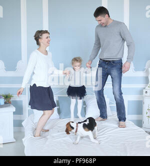 Famille heureuse de jouer dans la chambre jour libre. Banque D'Images
