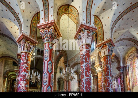 France, Puy de Dome, Issoire, Saint Austremoine Eglise abbatiale du 12ème siècle, les colonnes dans le déambulatoire // France, Puy-de-Dôme (63), Issoire, ab Banque D'Images