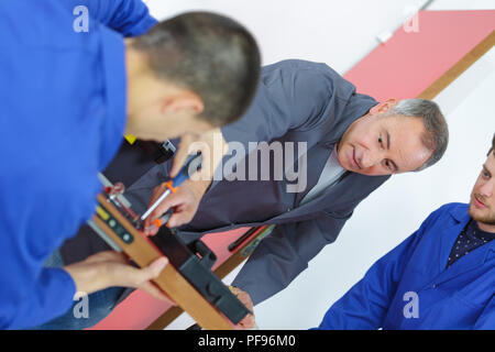 Apprenti mâle installation serrure de porte sur porte Banque D'Images