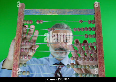 L'homme n'est pas mise au point par un abaque, concept mathématique Banque D'Images