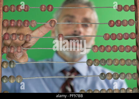 L'homme n'est pas mise au point par un abaque, concept mathématique Banque D'Images