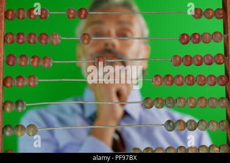 L'homme n'est pas mise au point par un abaque, concept mathématique Banque D'Images