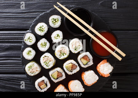 Ensemble de rouleaux fraîchement préparés avec divers matériaux close-up avec des sauces sur une pierre. Haut horizontale Vue de dessus Banque D'Images
