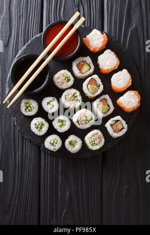 Ensemble de rouleaux fraîchement préparés avec divers matériaux close-up avec des sauces sur une pierre. Haut Vertical Vue de dessus Banque D'Images