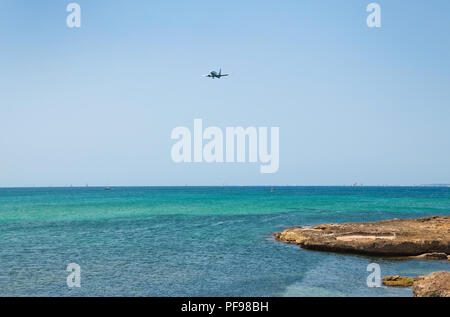 Plus l'avion descend sur un horizon marin journée ensoleillée à Mallorca, Espagne. Banque D'Images