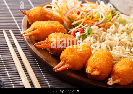 Faites frire pinces de crabe, les nouilles Udon et salade de légumes frais sur une assiette sur la table horizontale. Banque D'Images