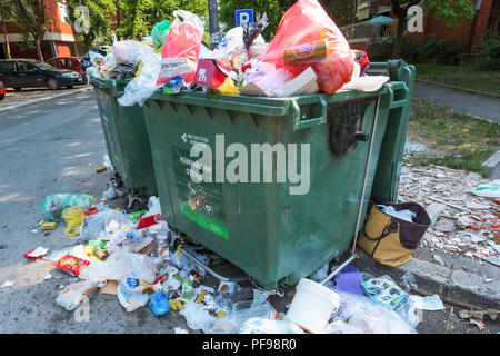 NOVI SAD, SERBIE - le 18 août 2018 : les déchets solides municipaux ou communaux des conteneurs à ordures déborde de Novi Sad pendant le week-end, d'illustration modifier Banque D'Images