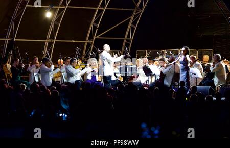 L'exécution de l'Orchestre Symphonique National à Shuttleworths 2018 Flying Proms avec la cantatrice Annette Wardell Banque D'Images