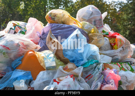 NOVI SAD, SERBIE - le 18 août 2018 : les déchets solides municipaux ou communaux des conteneurs à ordures déborde de Novi Sad pendant le week-end, d'illustration modifier Banque D'Images