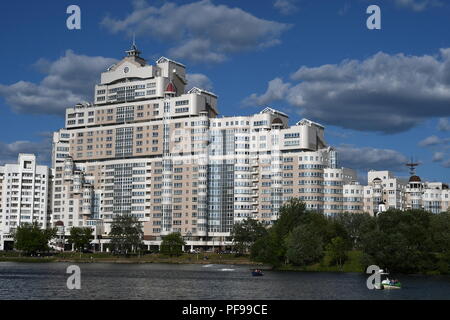 Bloc d'APPARTEMENT ET LA RIVIÈRE SVISLAC À MINSK, en Biélorussie. Banque D'Images