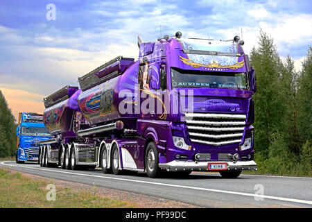 LEMPAALA, FINLANDE - Août 9, 2018 : Super Truck Mercedes-Benz Actros Lowrider de Kuljetus Auvinen Oy en convoi de camions au pouvoir Truck Show 2018, Finlande Banque D'Images