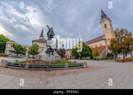 Le point de vue de la Place Kossuth à Kecskemet,avec la statue de Lajos Kossuth au milieu, entourée de l'Église réformée et le Grand Temple. Banque D'Images