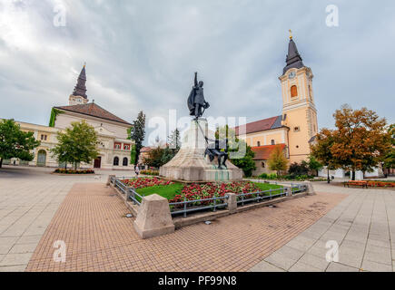 Le point de vue de la Place Kossuth à Kecskemet,avec la statue de Lajos Kossuth au milieu, entourée de l'Église réformée et le Grand Temple. Banque D'Images