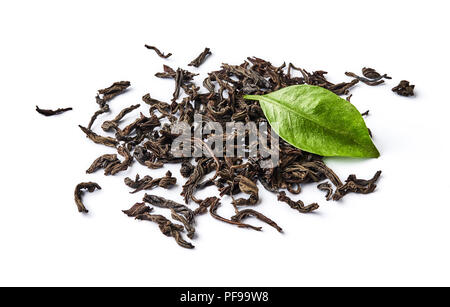 Tas de feuilles de thé noir séché isolé sur fond blanc. Banque D'Images