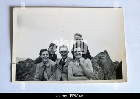 L'histoire sociale - Noir et blanc photographie ancienne montrant family posing sur des rochers en vacances - 1930 / 1940 Banque D'Images