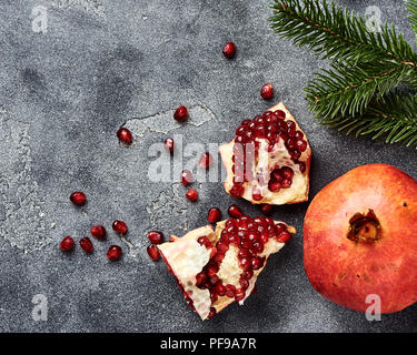 Fruits avec graines de grenade sur fond gris avec copie espace. Vue d'en haut. Banque D'Images