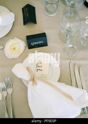 Close-up of place setting sur table au petit-déjeuner de mariage Banque D'Images