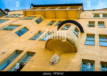 Architecture d'Helsinki en Finlande, détail de la façade colorée d'un immeuble à appartements de style Art Nouveau dans Kasamitori dans le centre de Helsinki. Banque D'Images