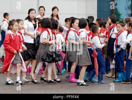 Les enfants de l'École de la Corée du nord de rentrer après avoir visité le cirque, Pyongyang Banque D'Images