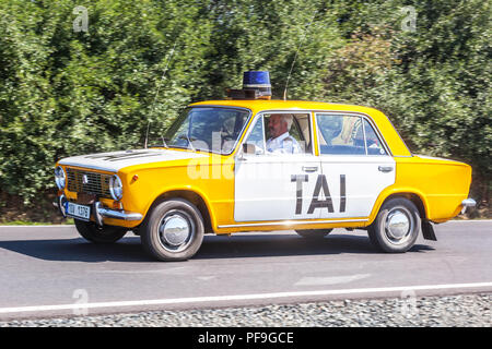 LADA Vaz Zizuli aux couleurs de la police militaire communiste tchécoslovaque, voiture Oldtimer sur une route rurale, République tchèque TAI Banque D'Images