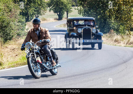 Ford A (1931) et Jawa Special Motorcycle, voiture ancienne sur une route rurale, campagne République tchèque Banque D'Images