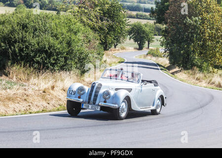 Course automobile vétéran, BMW 327 (1938), voiture Oldtimer sur une route rurale, République tchèque Banque D'Images