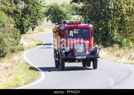 Camion de moteur d'incendie Oldtimer Mercedes -Benz l 1500 S (1943), Oldtimer voiture courir sur une route rurale, République tchèque vintage Mercedes Banque D'Images
