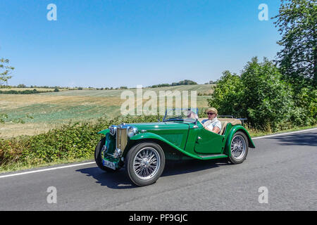 Voiture vétéran run, MG TL (1948), voiture d'époque s'exécuter sur un chemin rural, République Tchèque Banque D'Images