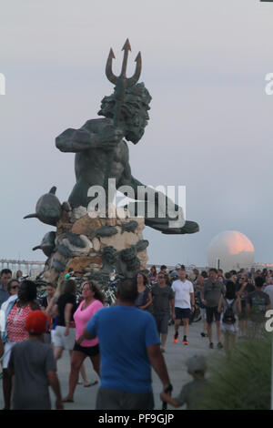 King Neptune statue vu dans la distance sur la promenade de Virginia Beach, USA. Les touristes marcher sur la promenade. Banque D'Images