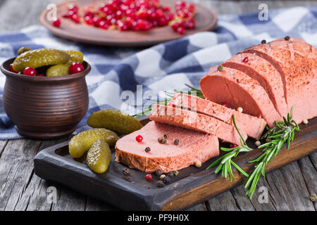 Avec le pâté de foie de groseille rouge, de cornichons et d'épices sur un tableau noir, close-up Banque D'Images