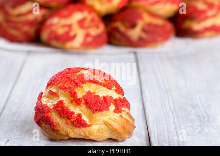 Délicieux Gâteau shu avec éclairs red strawberry crumble sur une table rustique blanc horizontal, close-up, macro Banque D'Images