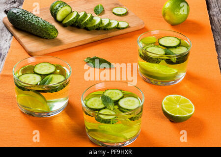 Très Fat Burning Detox Drink - Sassy Eau : tranches de concombre, citron vert et menthe dans les verres Banque D'Images