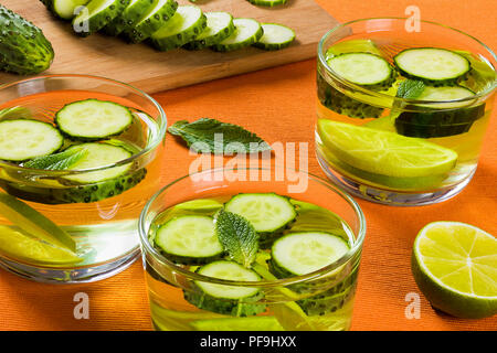 Très Fat Burning Detox - boire de l'eau Sassi : tranches de concombre, citron vert et menthe dans les verres Banque D'Images