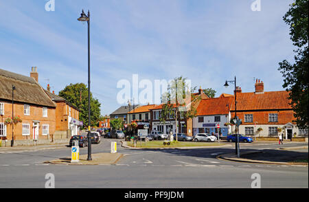 Une vue sur le vert dans le centre de la petite ville de marché de l'ACLE, Norfolk, Angleterre, Royaume-Uni, Europe. Banque D'Images