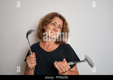 Femme à la louche sur fond blanc Banque D'Images