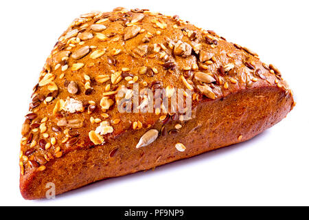 Petit pain de seigle Bio assaisonné de lin, de sésame, de citrouille, de tournesol et d'arachide sur un fond blanc, close-up Banque D'Images