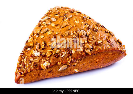 Petit pain de seigle Bio assaisonné de lin, de sésame, de citrouille, de tournesol et d'arachide sur un fond blanc, close-up Banque D'Images