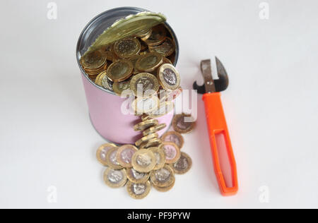 Une livre britannique coins spilling out d'une ouverture du pot environ pour former un pool Banque D'Images
