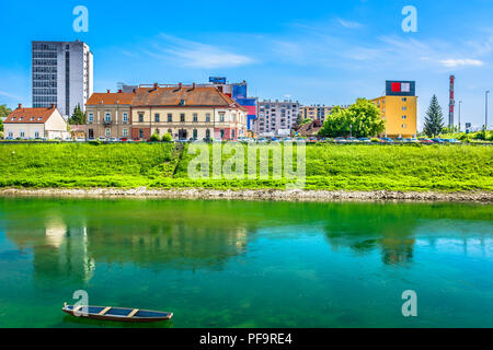 Vue front de mer, à côte dans le centre de la Croatie, la rivière Kupa. Banque D'Images